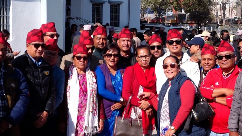   एमाले महाधिवेशन प्रतिनिधिहरु सूर्यअंकित रातो ढाका टोपीमा सजिए