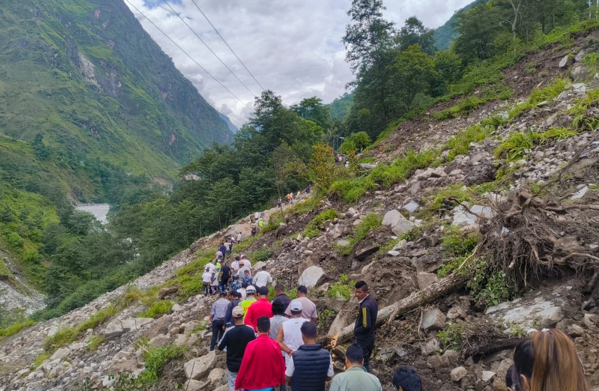 कोदारी राजमार्ग १० दिनदेखि अवरुद्ध, स्थानीय आक्रोशित