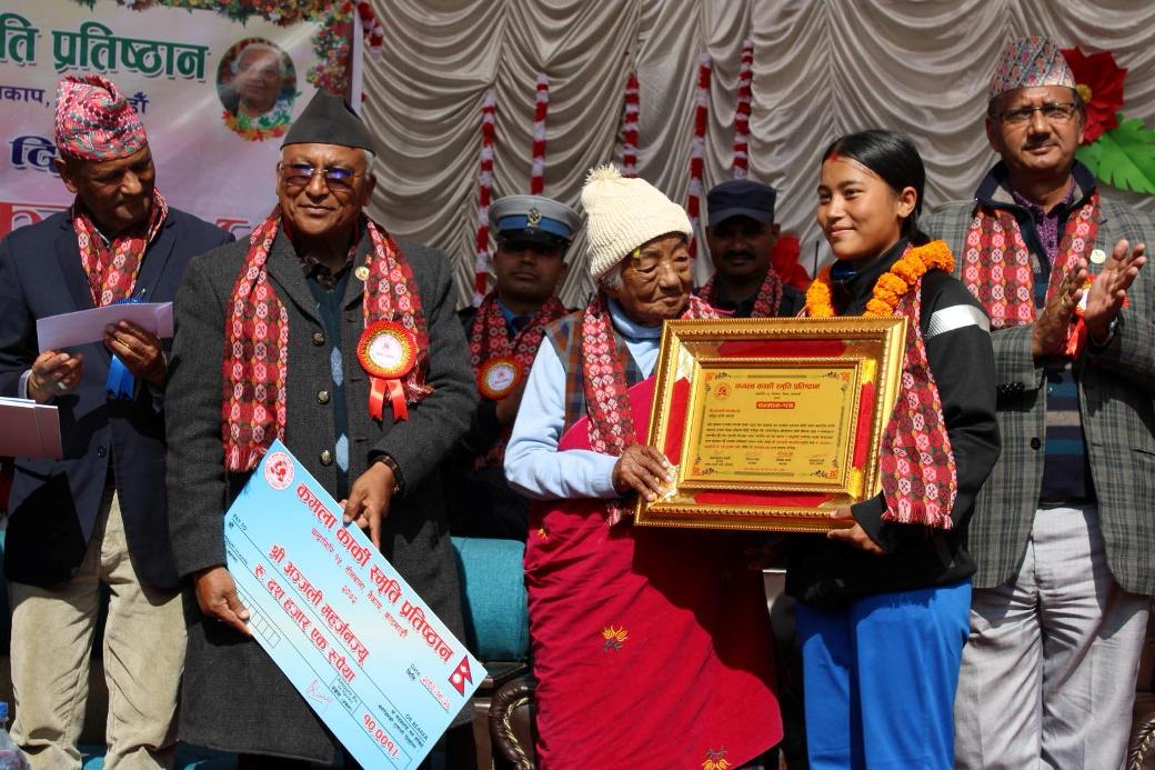अञ्जलीलाई कमला कार्की स्मृति प्रतिष्ठानको सम्मान