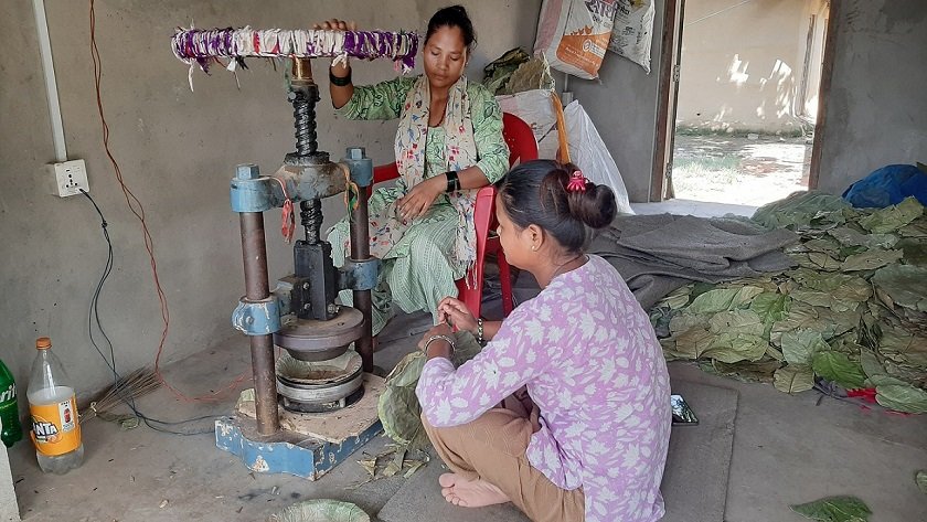   दुनाटपरी बनाएर आत्मनिर्भर बने महिला समूह