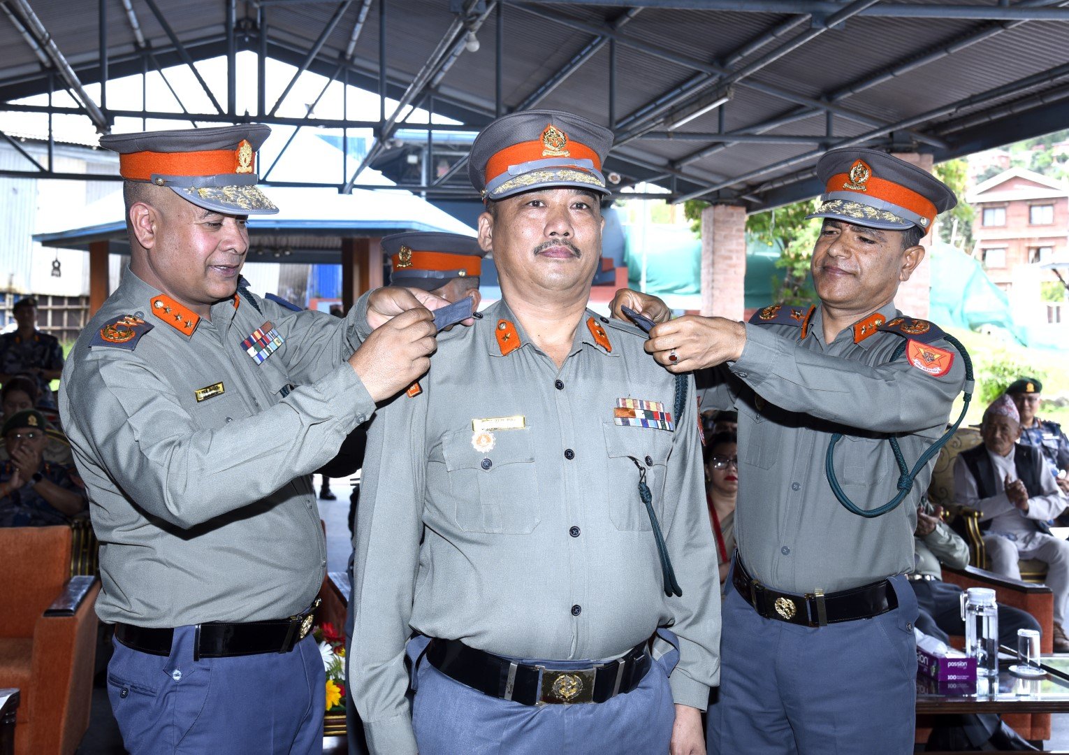 सशस्त्र प्रहरी महानिरीक्षक अर्यालद्वारा दर्ज्यानी चिह्न प्रदान