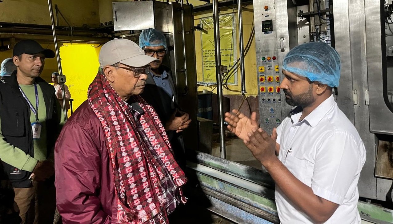   कृषिमन्त्रीद्वारा दुग्ध विकास संस्थानको हेटौँडा दुग्ध वितरण आयोजना अवलोकन
