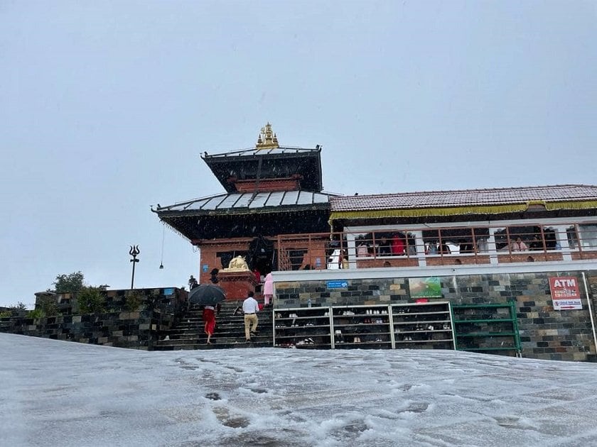 काठमाडौँको चन्द्रागिरी डाँडामा हिमपात (तस्बिरहरु)