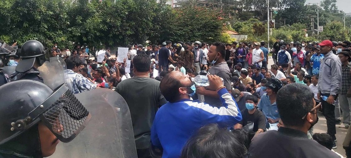 बानेश्वरको सिभिल अस्पताल अगाडी प्रदर्शन (तस्बिरहरु)
