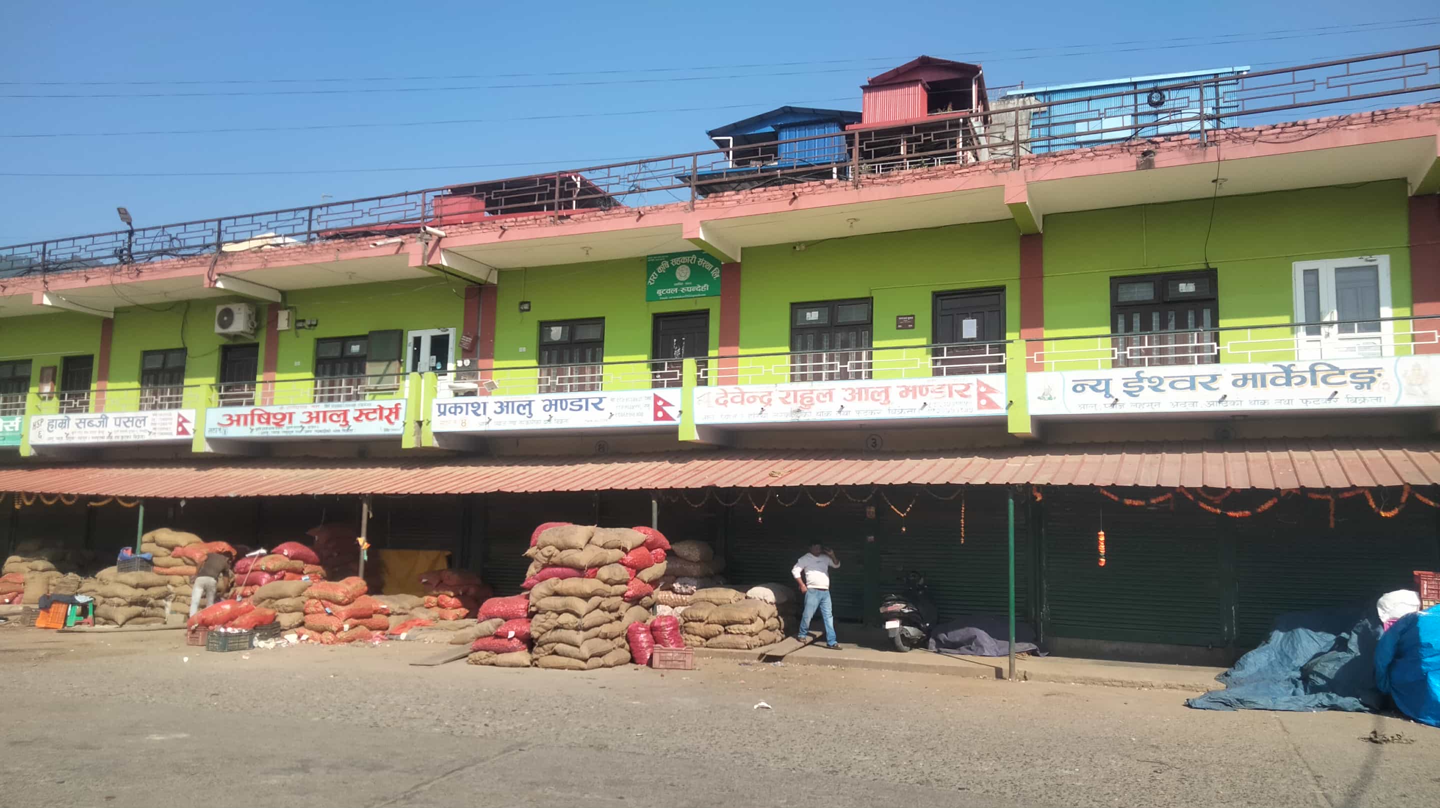 बुटवलको कृषि थोक बजार केन्द्रमा व्यावसायी आन्दोलित, बजार बन्द