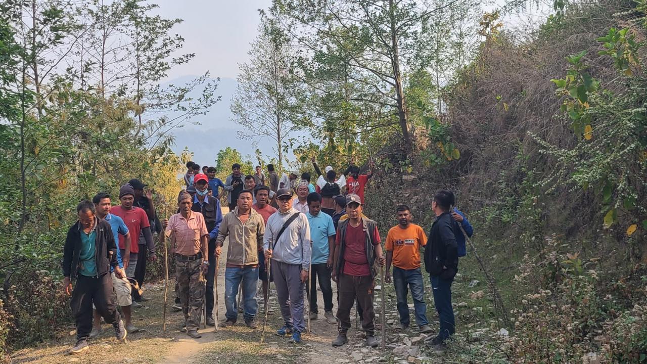 पूर्वमन्त्री सुदन किराती भोजपुरमा बाँदर धपाउने अभियानमा व्यस्त