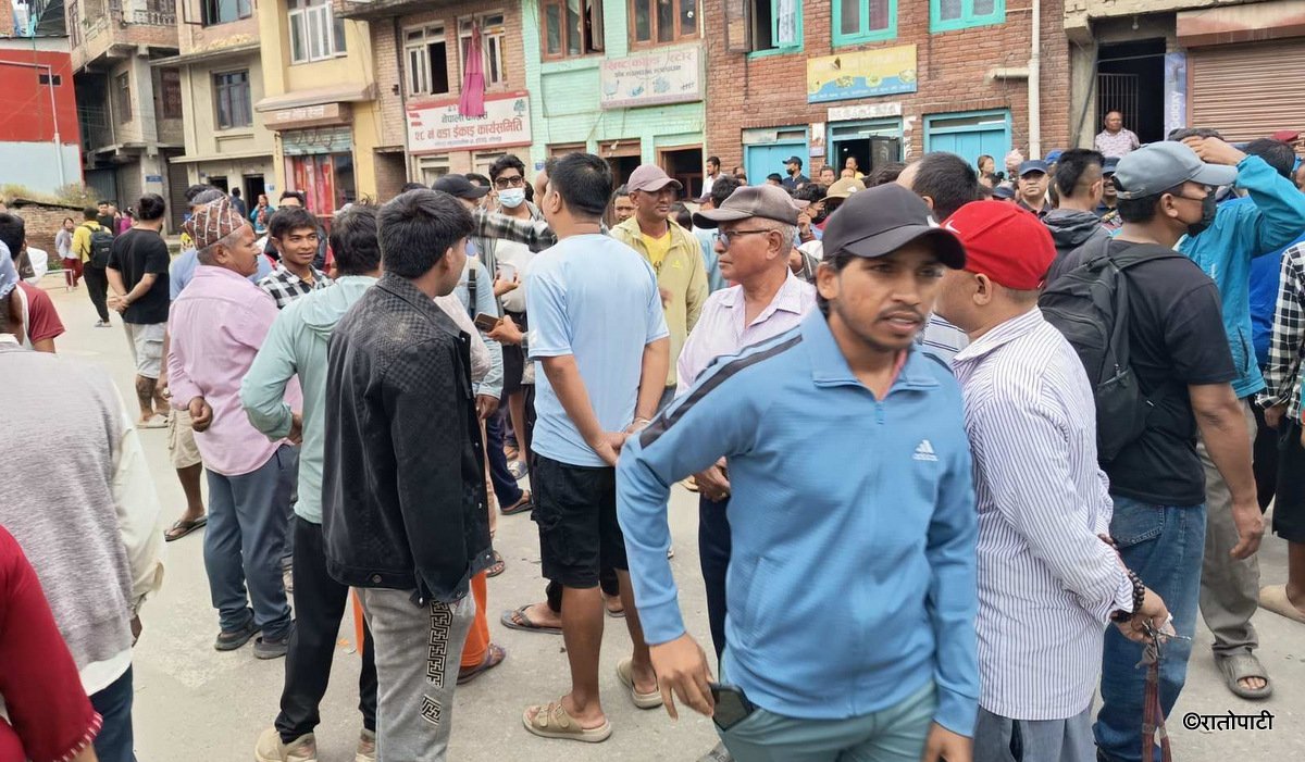   मन्त्रीको गाडीले बालकलाई ठक्कर दिएपछि हरिसिद्धि सडक अवरुद्ध