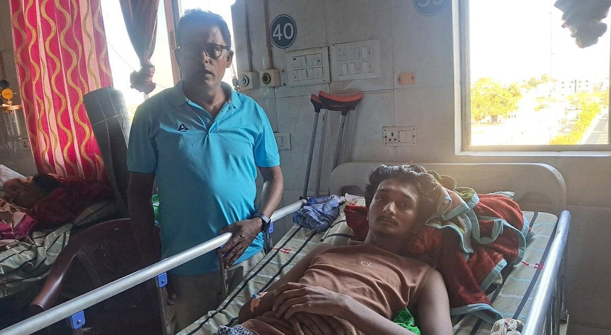   ब्याचलर पढ्ने सपना बोकेका अनिकेत डेढ महिनादेखि अस्पतालको बेडमै