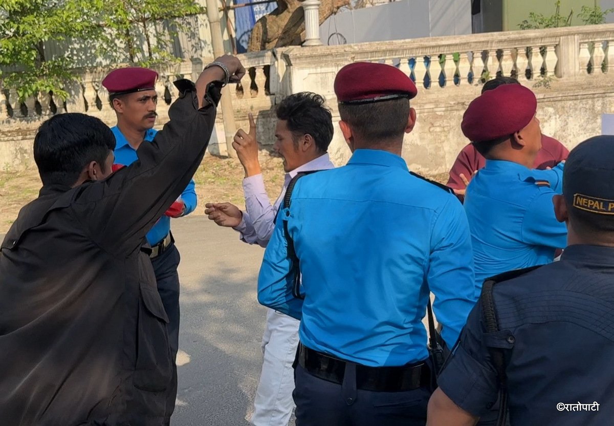 2-Nebisangh protest inside Singhdurbar_NPL (2)