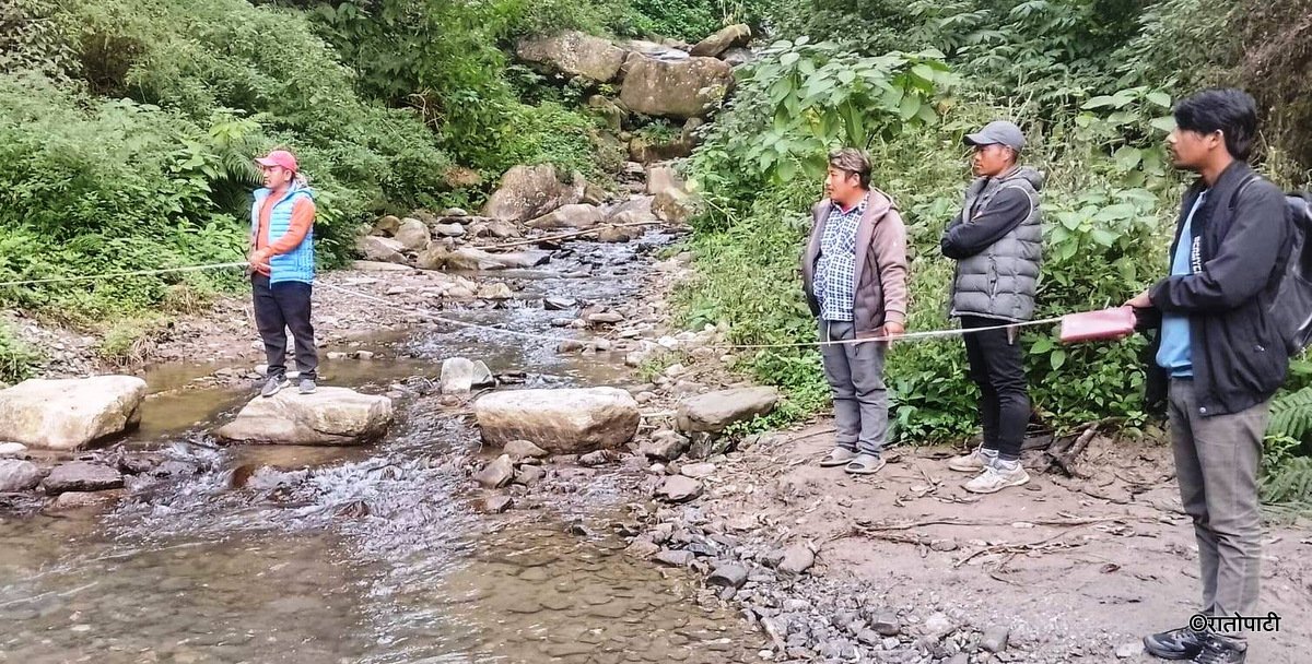   डेडलाइन मंसिर २० : डाँडा र खोल्सामा फित्ता लगाउँदै इन्जिनियरहरू