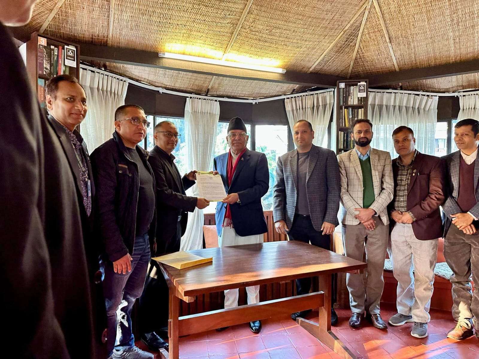   पोखरा पुगेका प्रधानमन्त्रीलाई व्यवसायीले राखे आठ बुँदे माग