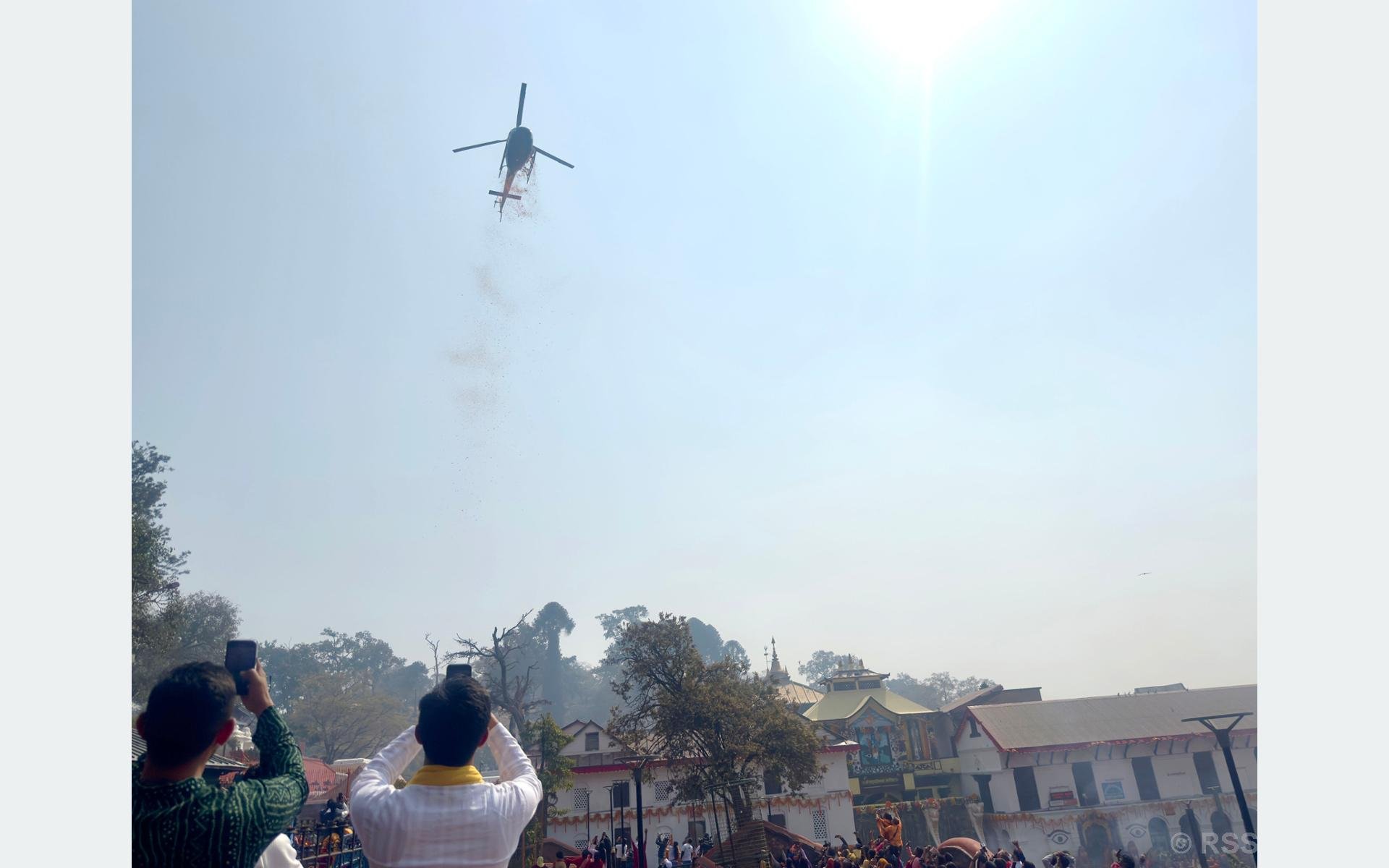 हेलिकप्टरबाट पशुपति क्षेत्रमा पुष्पवृष्टि गरिँदै