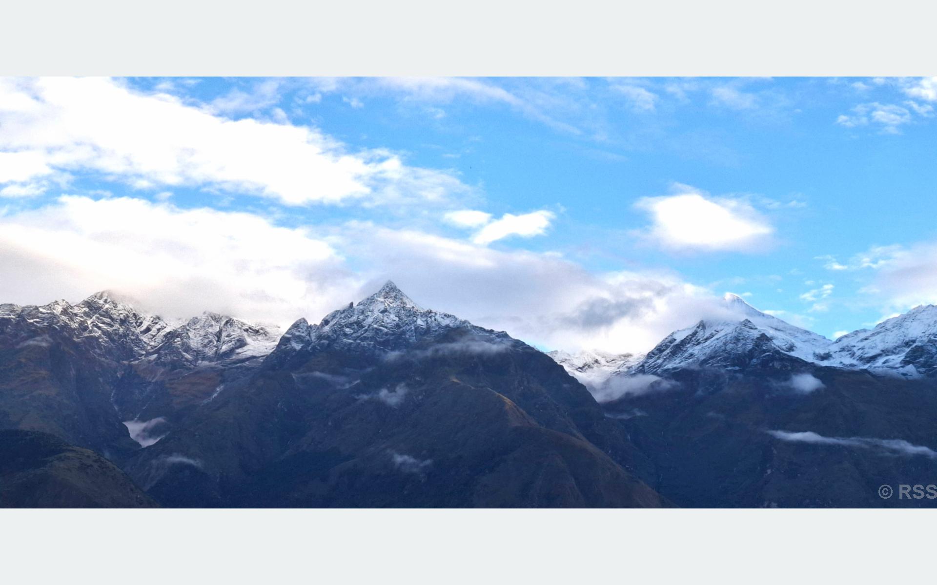   तस्बिरमा मुकुटेश्वर हिमाल