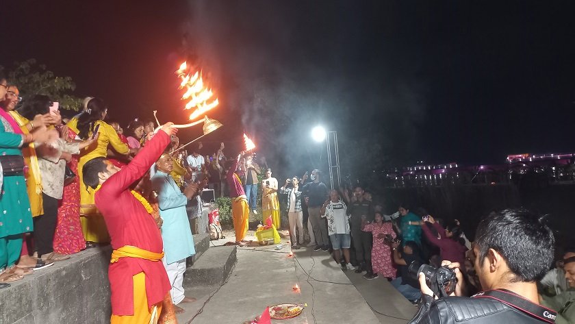   मेची नदीमा अस्ताउँदो सूर्यलाई अर्घ्य दिई मनाइयो छठ