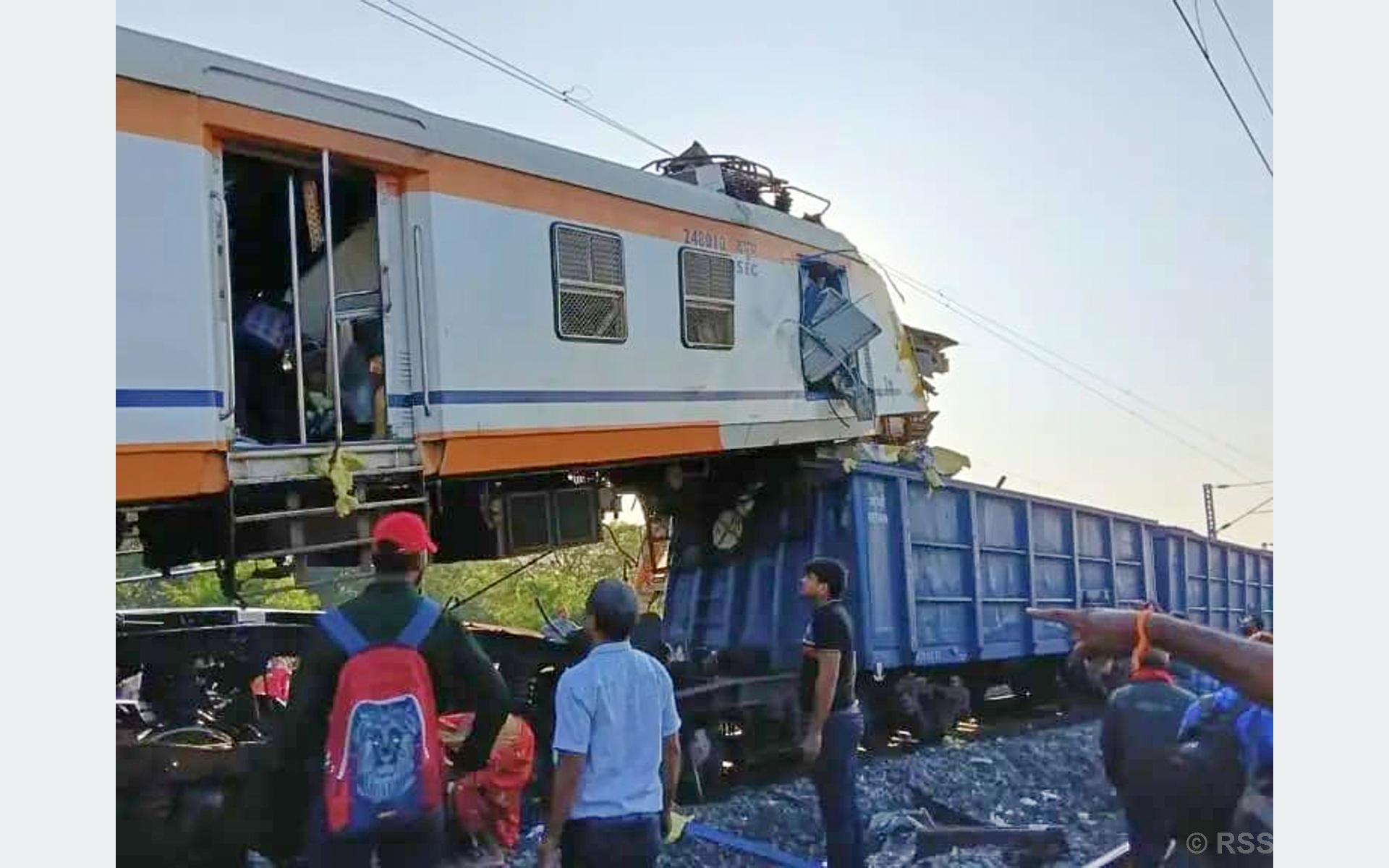   मध्य भारतमा रेल दुर्घटना : यात्रु र मालवाहक रेल ठोक्किँदा कम्तीमा ११ जनाको मृत्यु