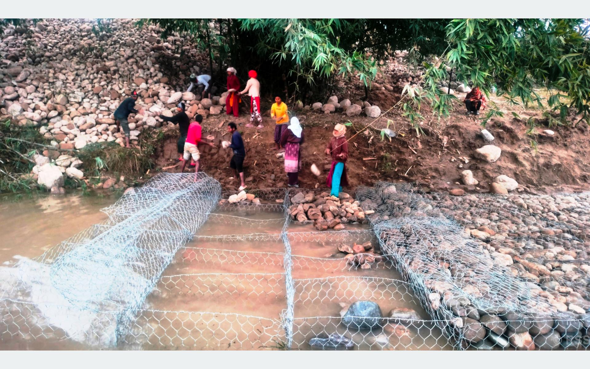 भू-क्षय रोक्न स्याली नदीमा तटबन्ध निर्माण