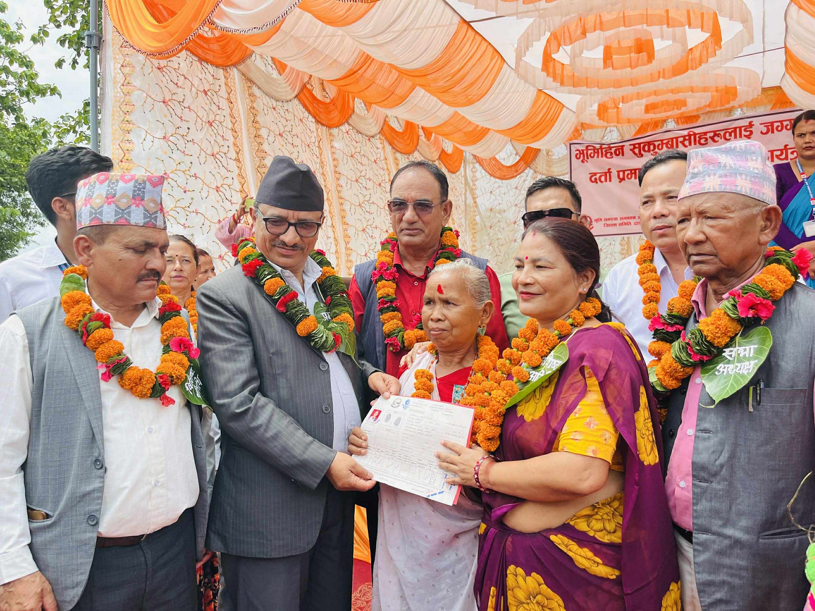   भूमिहीन सुकुम्वासी परिवारलाई लालपुर्जा वितरण