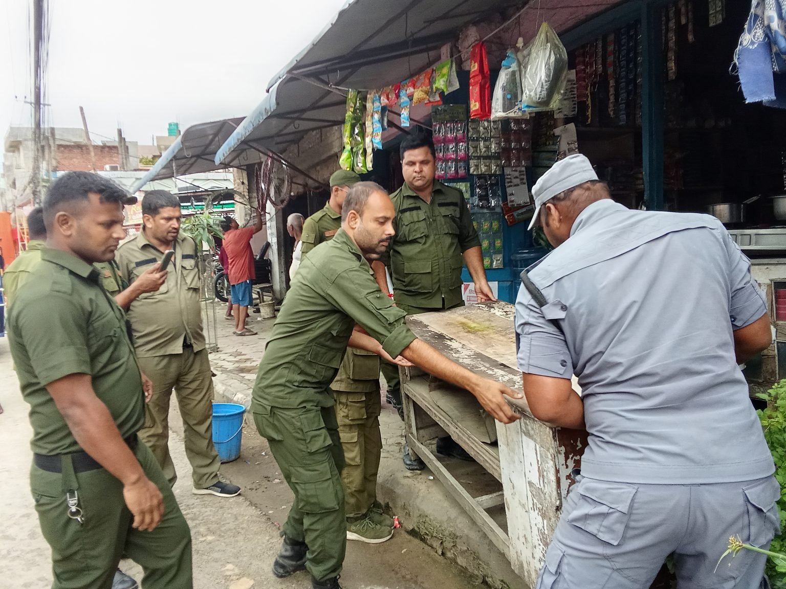   जनकपुरधाममा अव्यवस्थित फुटपाथ खाली गर्ने अभियान सुरु