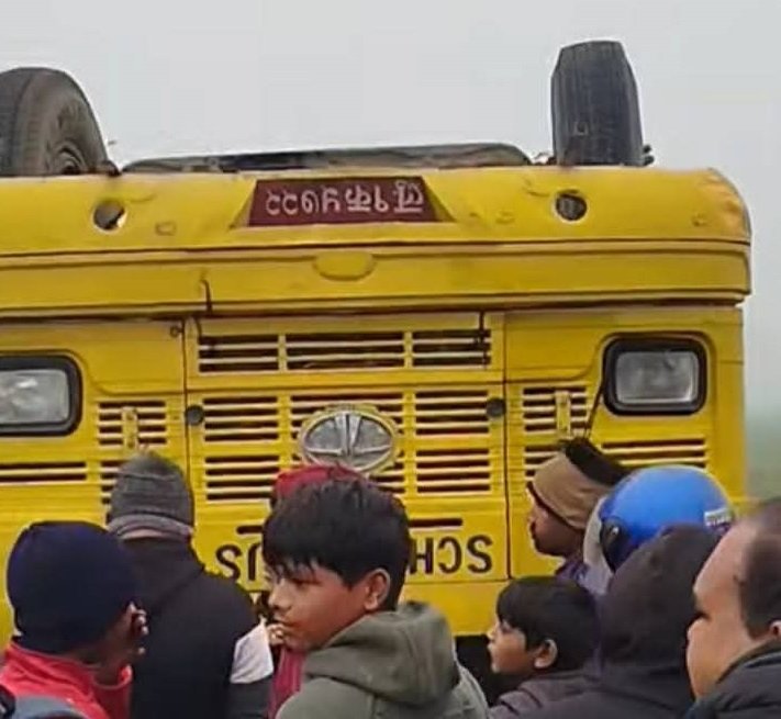 कपिलवस्तुमा  विद्यार्थी बोकेको बस पल्टियो, ७ जना घाइते