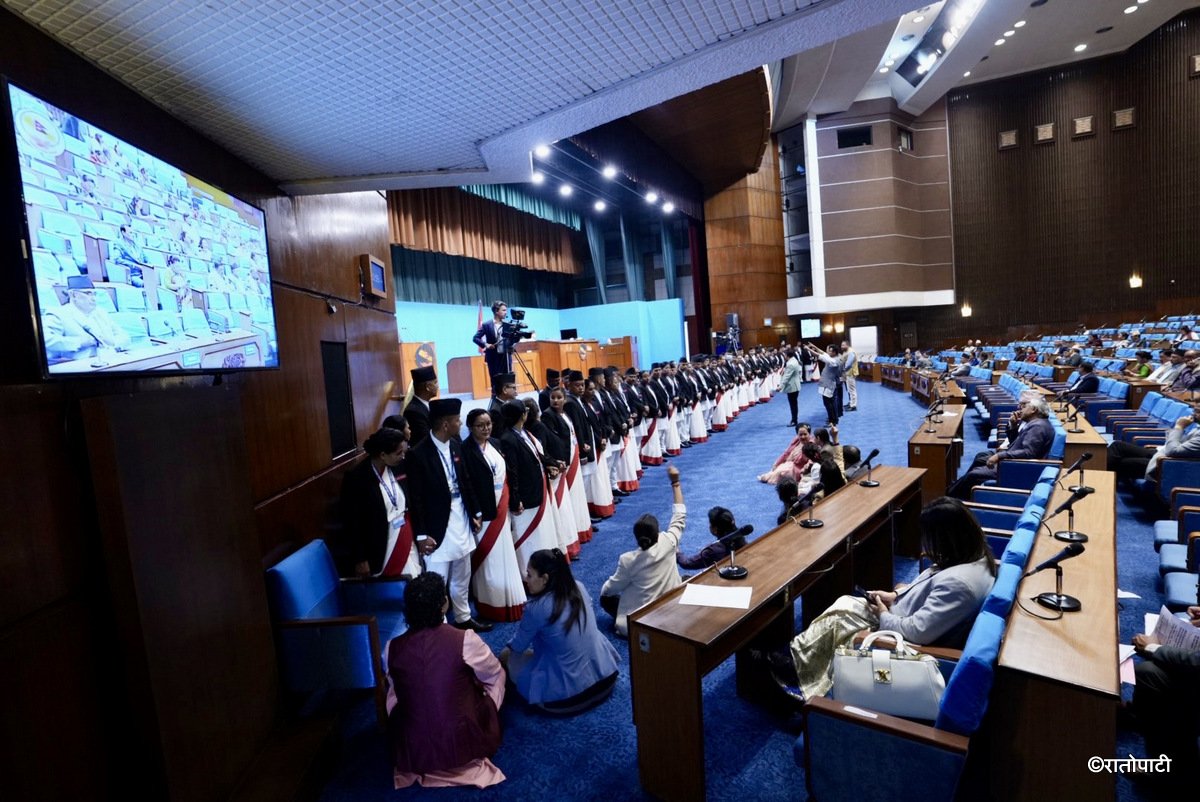 संसद् भवनभित्र भुईँमा बसेर रास्वपाको विरोध (तस्बिरहरू)