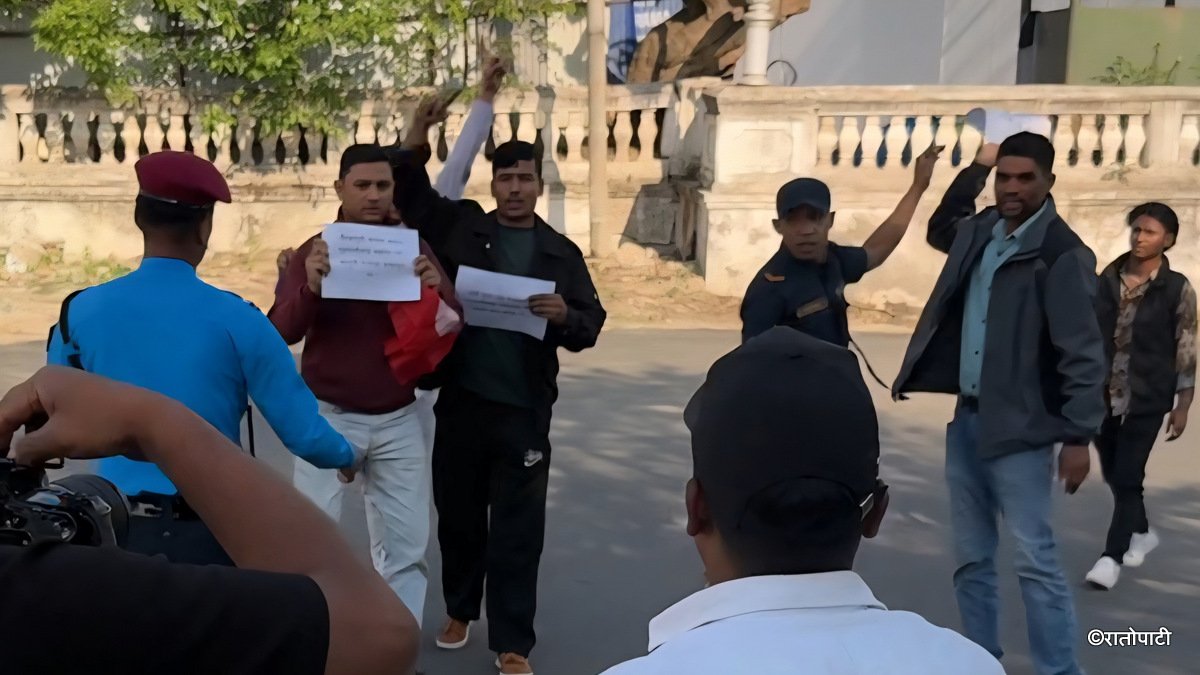 3-Nebisangh protest inside Singhdurbar_NPL (3)