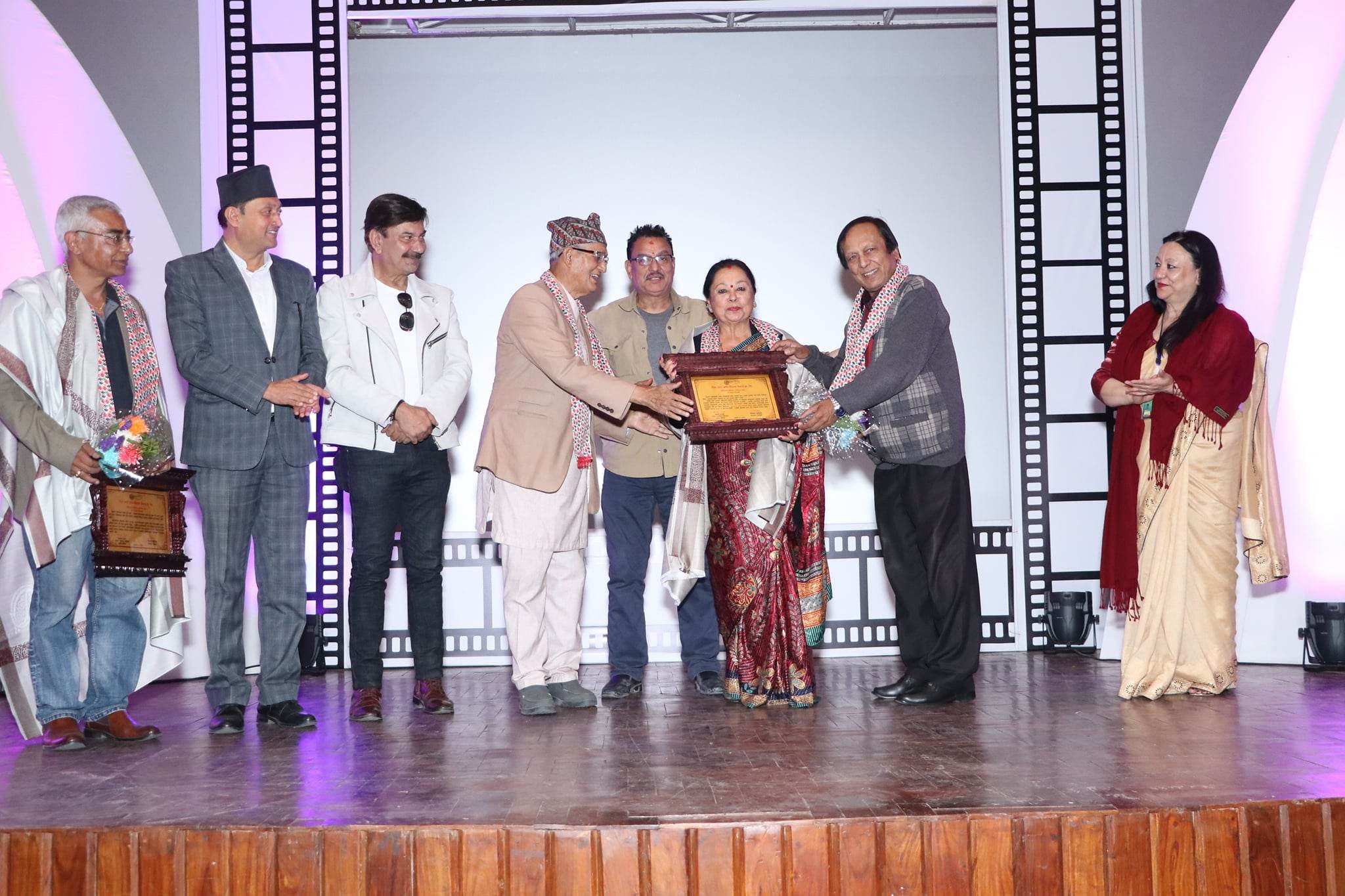 प्रथम अभिनेत्री भुवनलाई ‘सोसल मिडिया कलाकर्मी सम्मान’