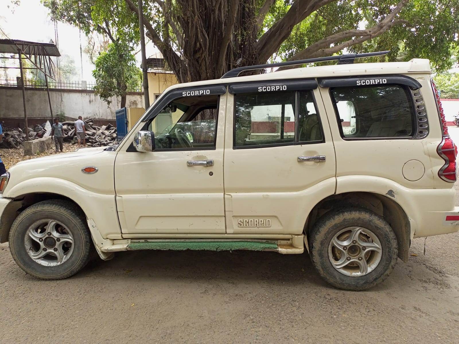 भारतीय नम्बर प्लेटको स्कारपिओ गाडी नियन्त्रणमा