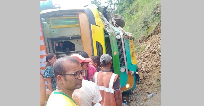 काठमाडौँबाट गुजरातका लागि छुटेको बस गल्छीमा दुर्घटना