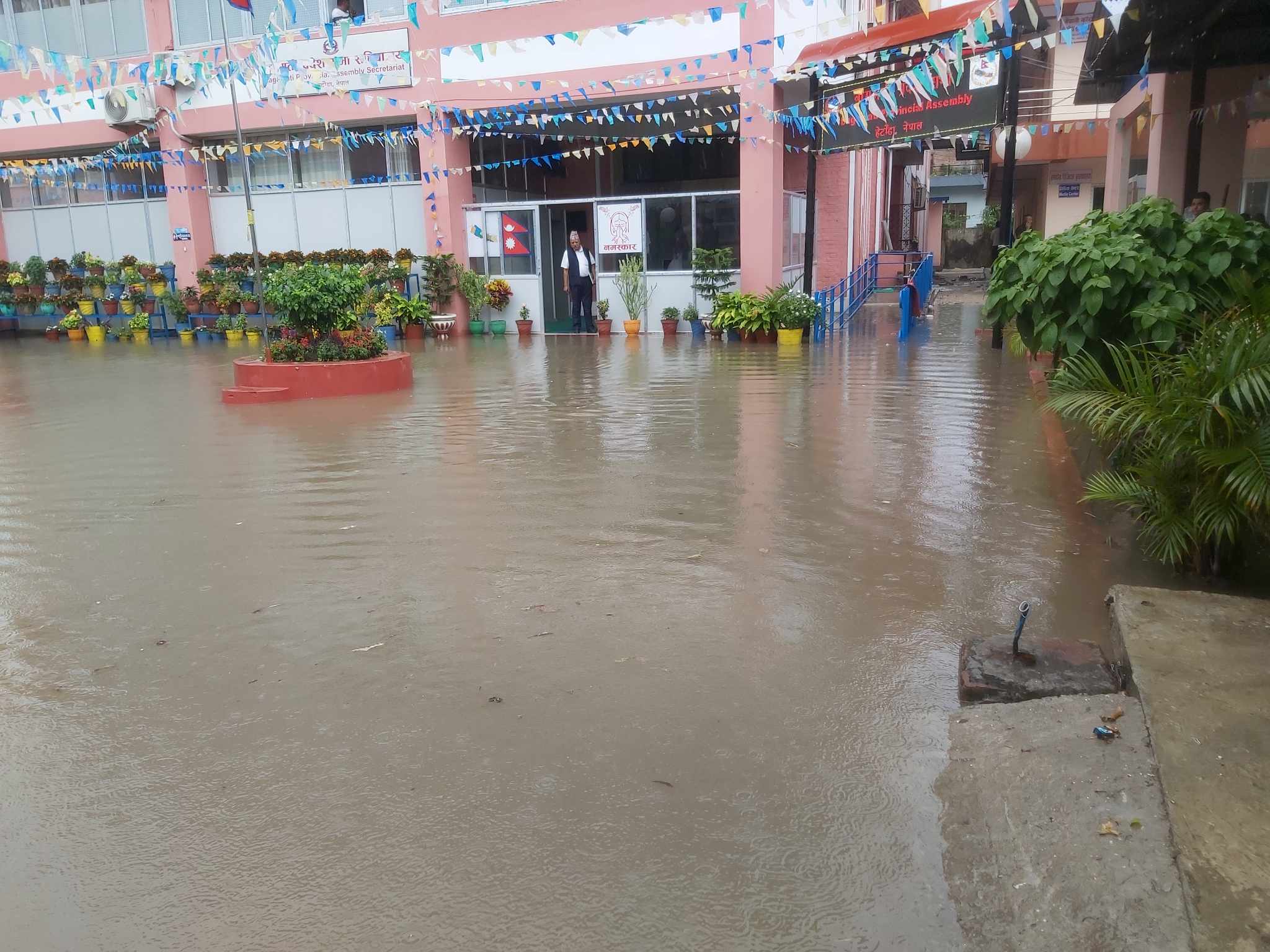 बागमती प्रदेशसभा सचिवालय जलमग्न, सांसदहरू कक्षभित्र समेत प्रवेश गर्न सकेनन्