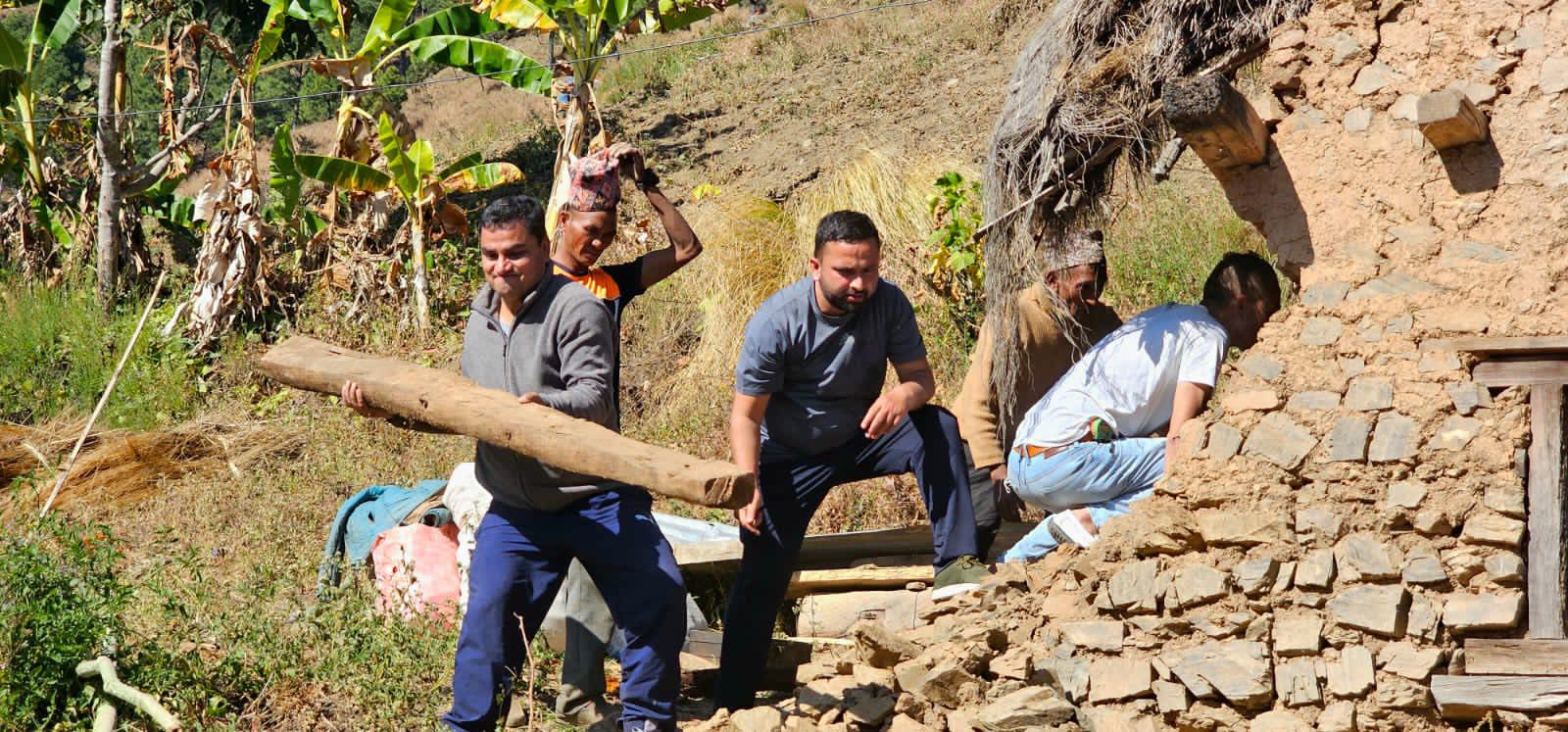 जाजरकोटमा प्रदीप पौडेल नेतृत्वको टोलीले थाल्यो अस्थायी आवास निर्माणको काम (तस्बिरहरु)