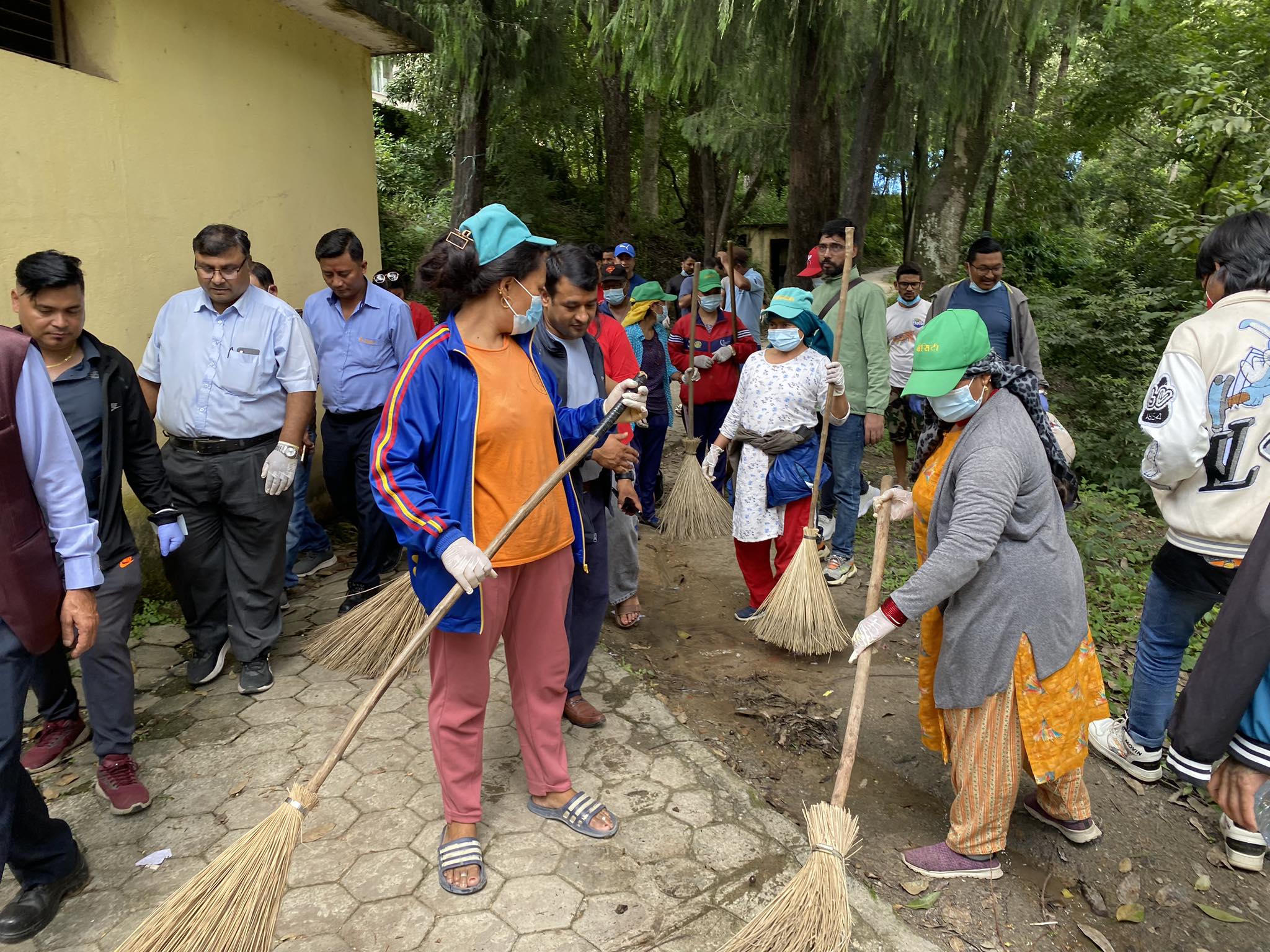 राजधानीको बाइसधारामा माओवादीको सरसफाइ अभियान