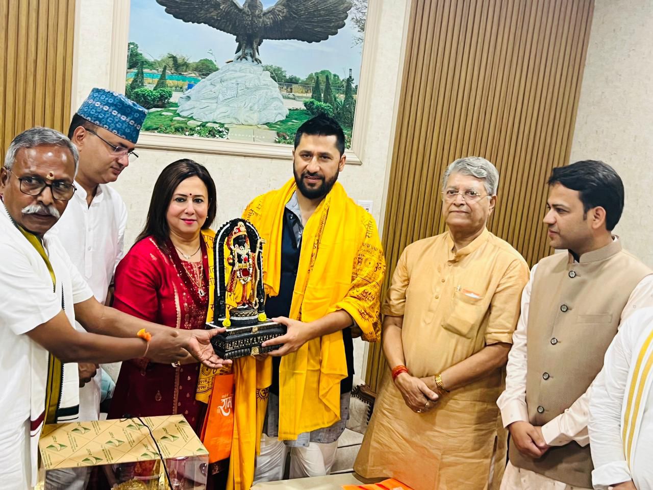 दिल्लीको उच्चस्तरीय भेटघाट सकेर लखनउ पुगे रवि लामिछाने, विमानस्थलमा उत्तर प्रदेशका उपमुख्यमन्त्रीले गरे स्वागत