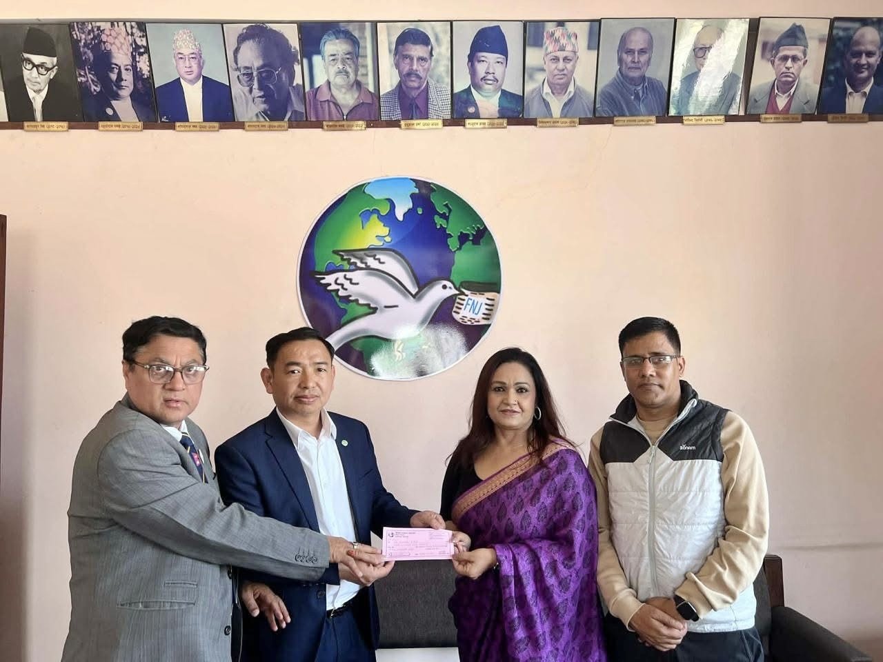   पत्रकार सुरेश धामीको उपचारका लागि महासङ्घ बेलायत शाखाद्वारा ६५ हजार सहयोग