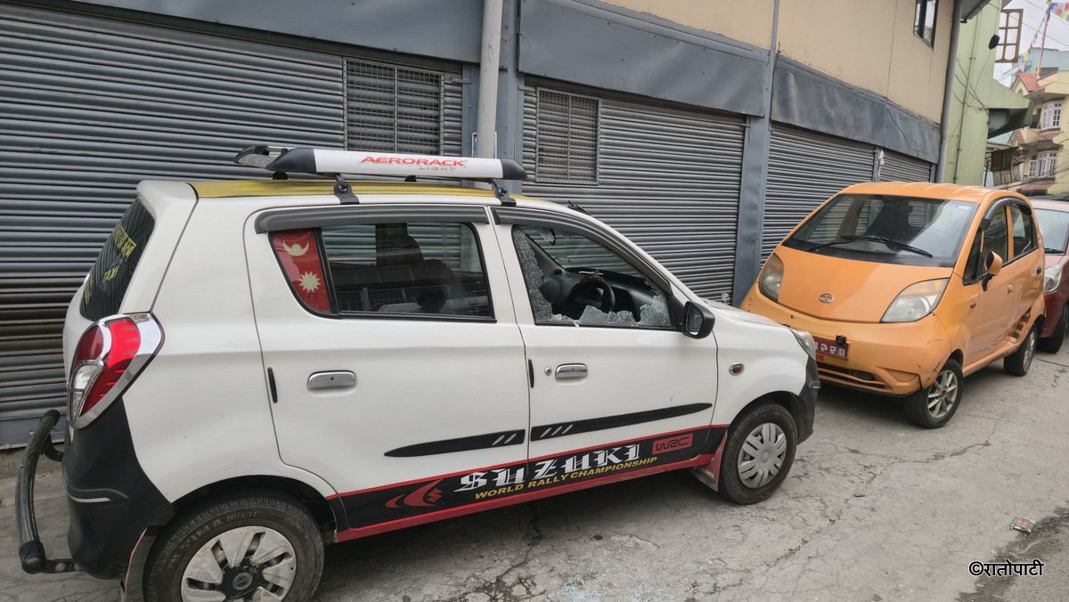 पेप्सीकोलामा मध्यराति ८ गाडी तोडफोड (तस्बिरहरू)