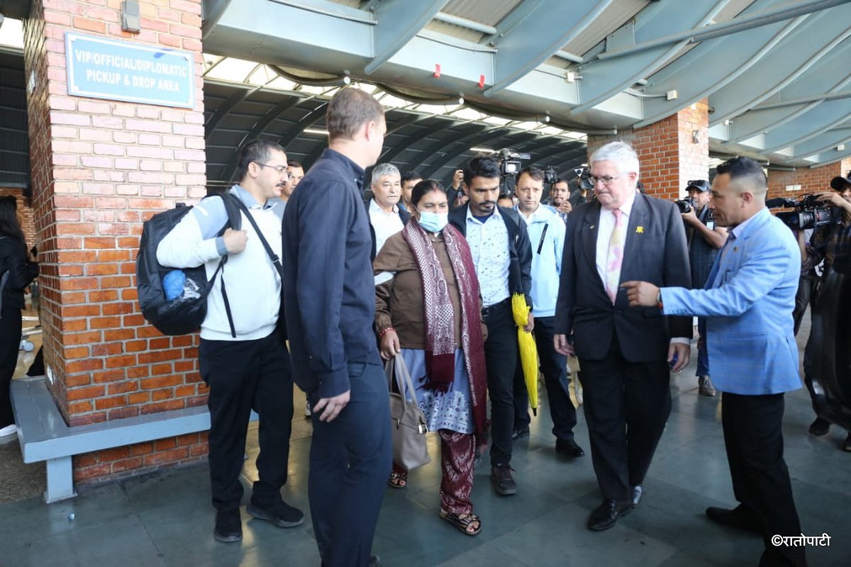 4-Bipinki aama ra bahini returned from USA_NPL (2)