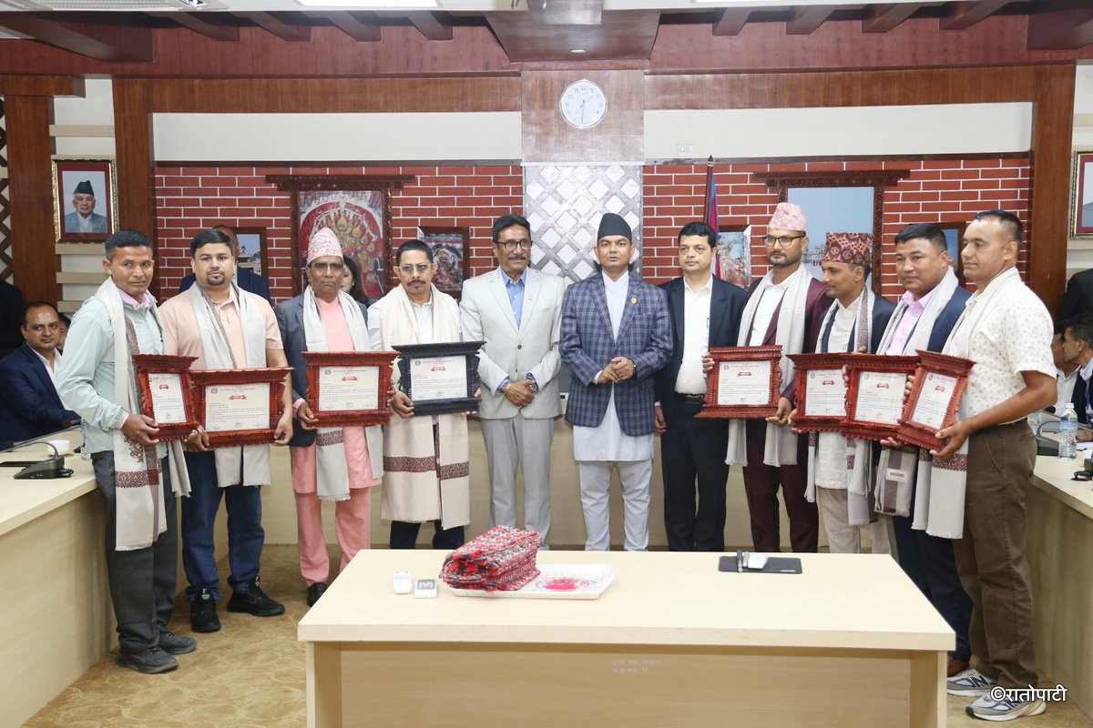   विदेशबाट फर्केर उद्यम गर्नेलाई सरकारले गर्‍यो सम्मान (तस्बिरहरू)