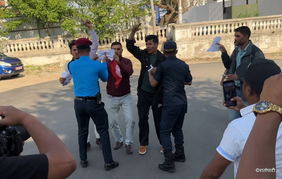 4-Nebisangh protest inside Singhdurbar_NPL (4)