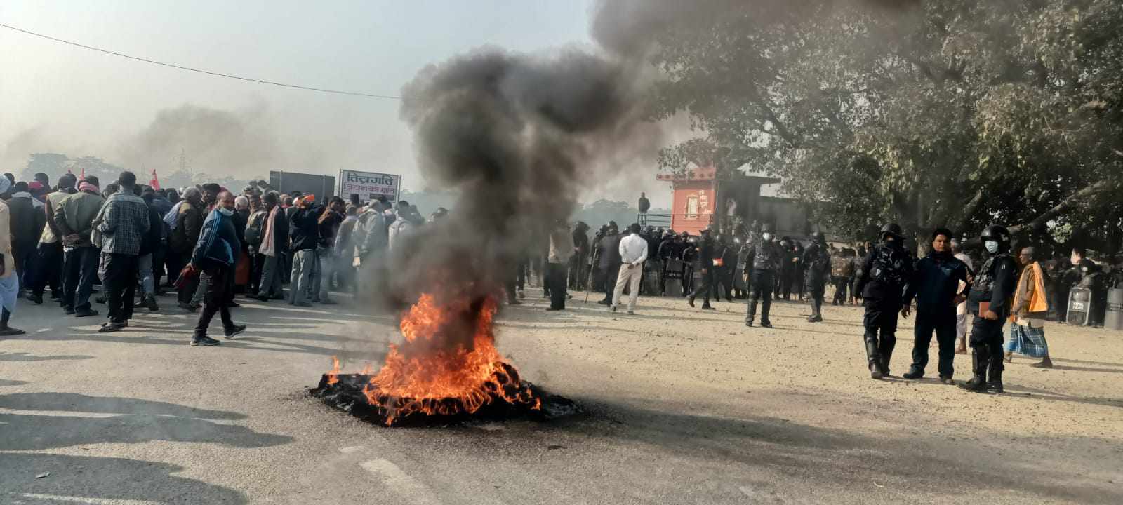 सिम्राैनगढ घटनाको विरोधमा पूर्व-पश्चिम राजमार्ग बन्द