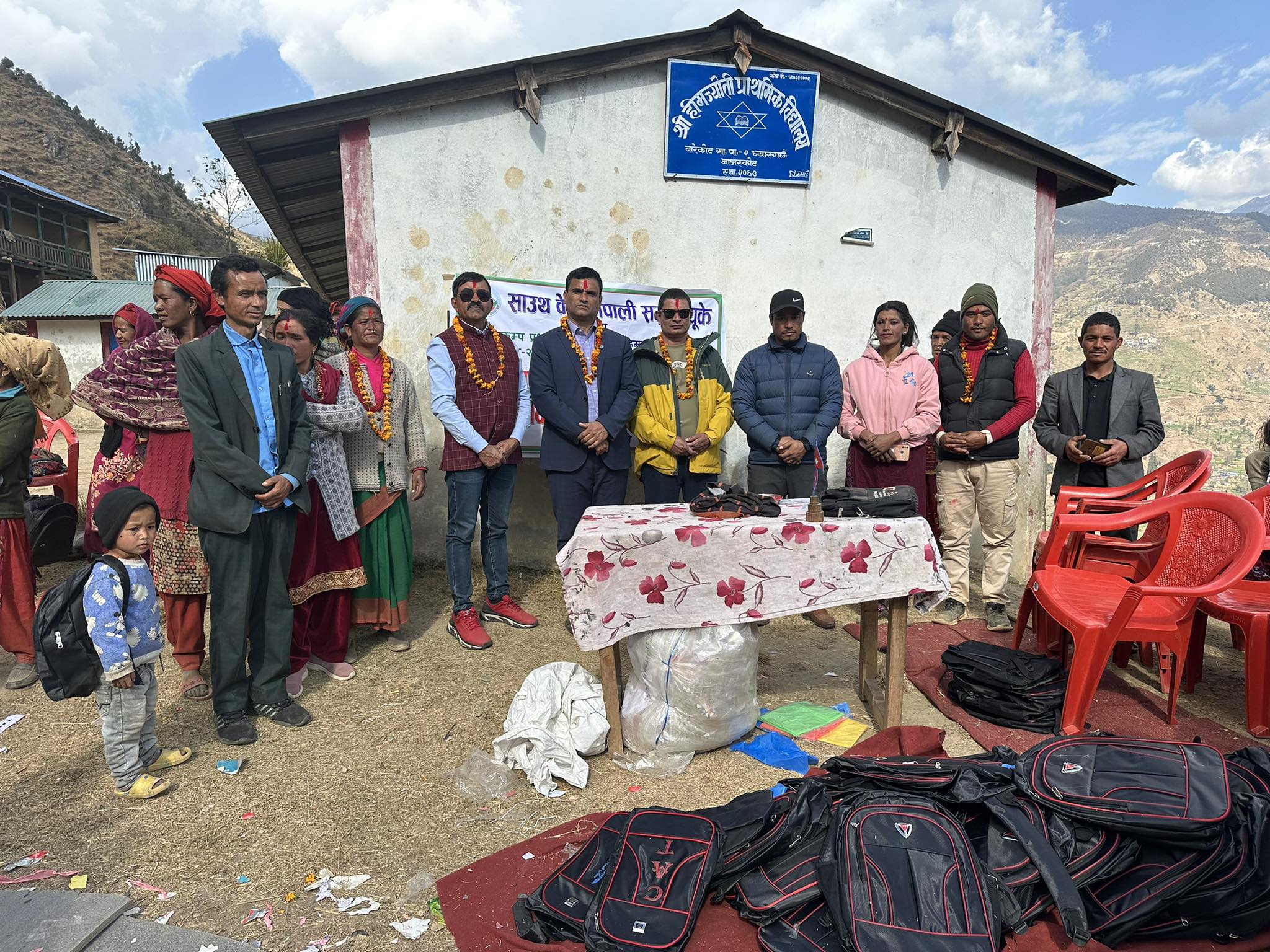 जाजरकोटको हिमज्योती विद्यालयका बालबालिकालाई राहत सामाग्री वितरण