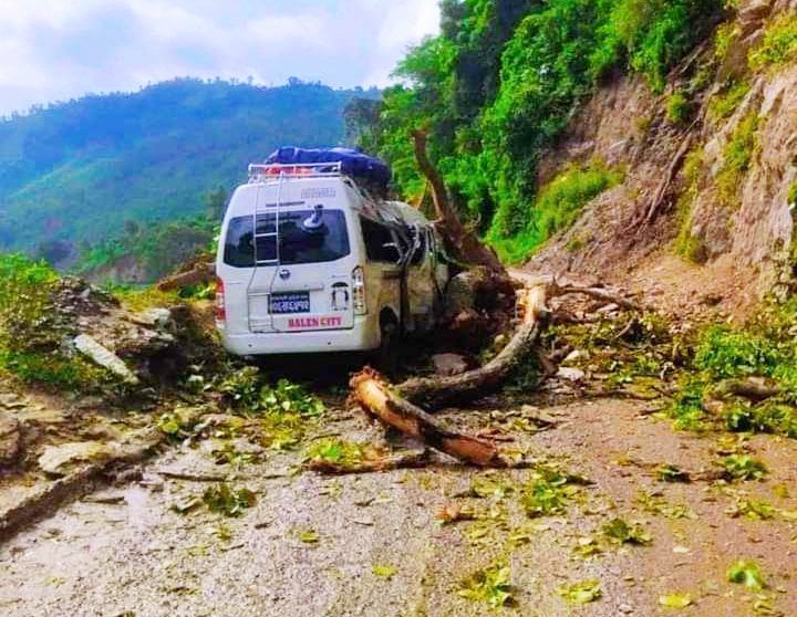 गजुरीमा माइक्रोमाथि पहिरो खस्यो