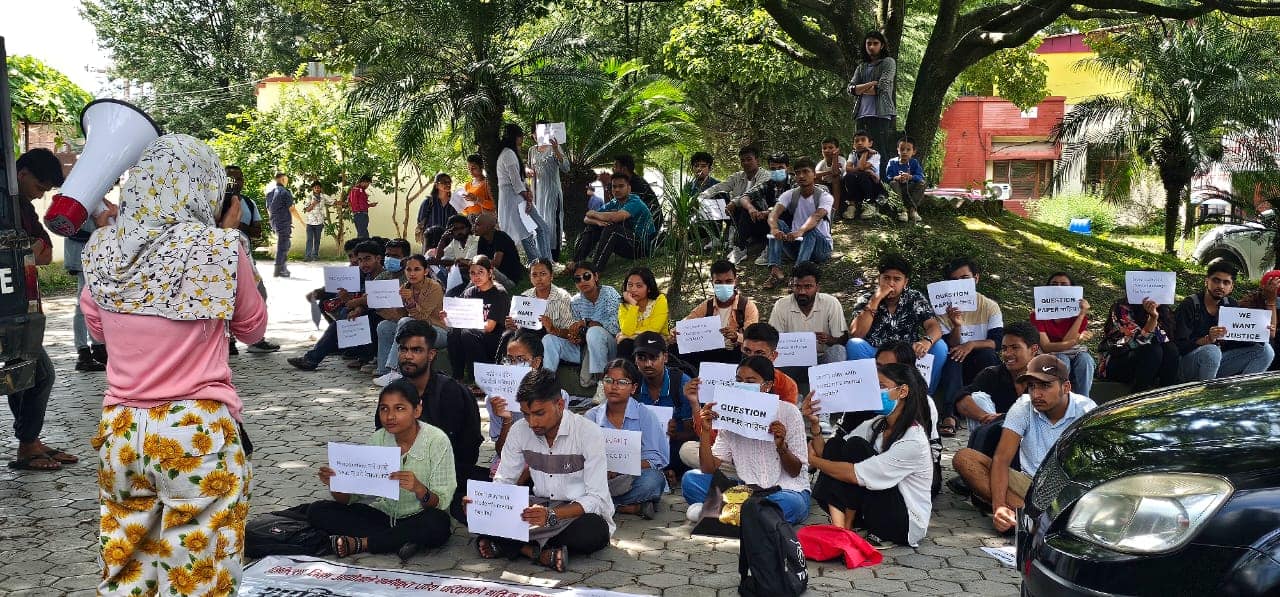 एमबीबीएस प्रवेश परीक्षाको प्रश्नपत्र देखाउनुपर्ने माग गर्दैै विद्यार्थी आन्दोलनमा