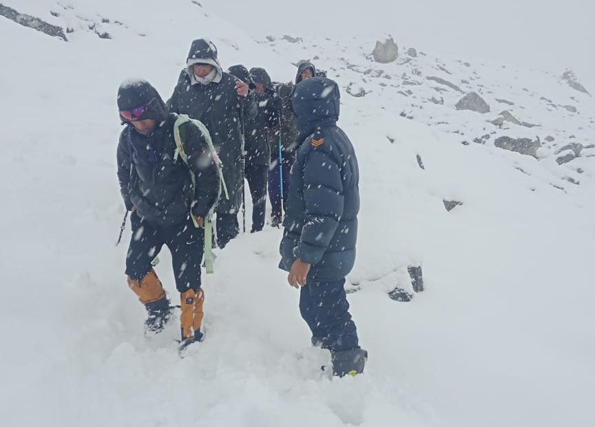 हिउँले गर्दा अलपत्र परेका विदेशीसहित ४ जनाको उद्धार