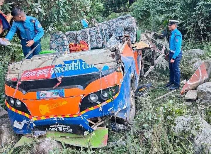 सुर्खेतमा मिनी बस दुर्घटना : एक जनाको मृत्यु, दुई घाइते