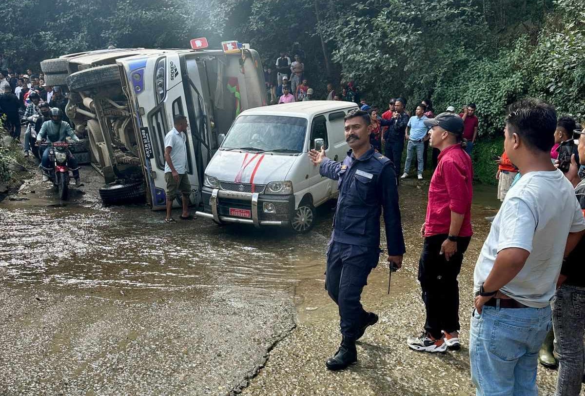 काठमाडौँबाट रामेछाप जाँदै गरेको बस दोलखामा दुर्घटना