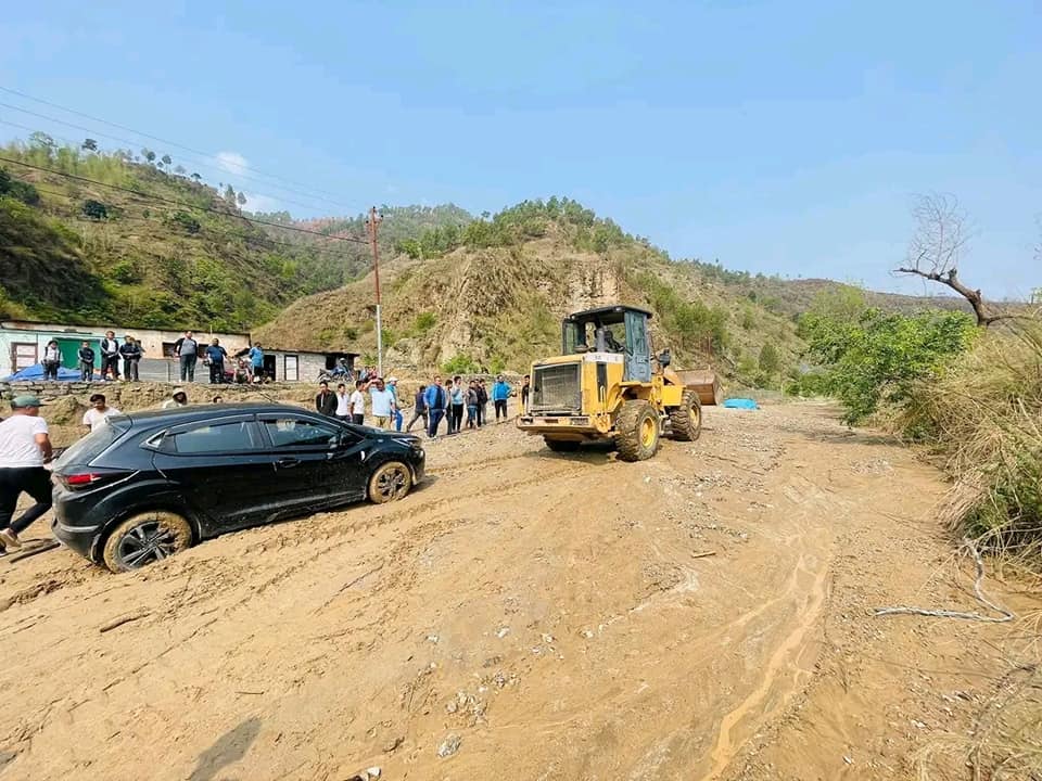   काभ्रेको कालढुंगामा अवरुद्ध बीपी राजमार्ग दुईतर्फी सञ्चालनमा