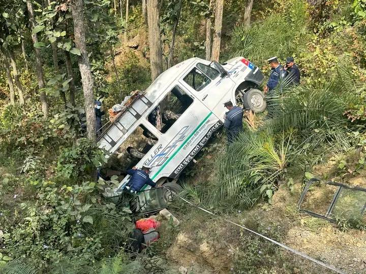 सुर्खेतमा फोर्स गाडी दुर्घटना हुँदा १३ जना घाइते