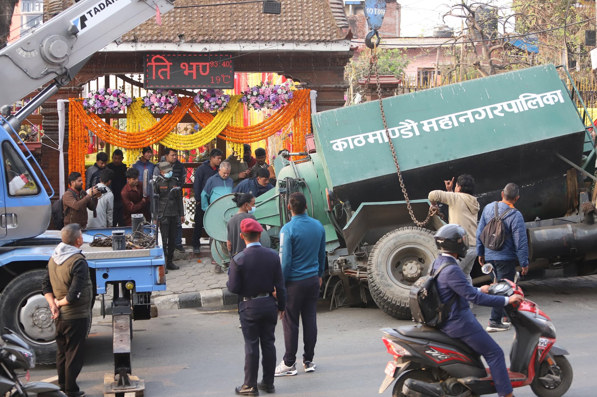 मन्दिर सफा गर्न पानी बोकेको ट्यांकर भासियो, तस्बिरहरु