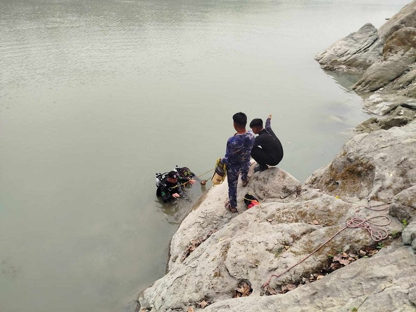 नारायणी नदीमा डुबेका दुई बालबालिकाको शव गोताखोरले टोलीले निकाल्यो