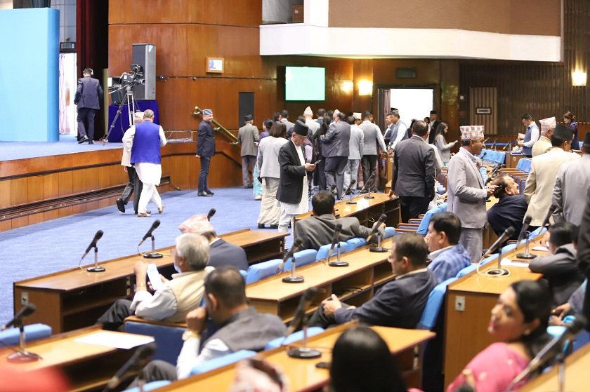 विपक्षीको अवरोधपछि प्रतिनिधिसभा बैठक आधा घण्टाका लागि स्थगित