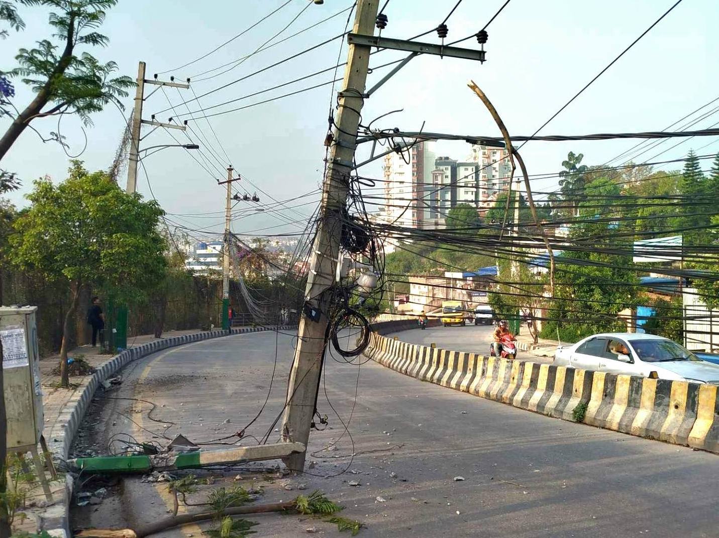 ललितपुरमा मापसे गरेर चलाएको कार पोलमा ठोक्कियो, ३ जना घाइते